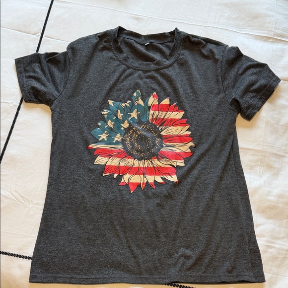 Tops - Gray T-Shirt with Sunflower and Flag Design